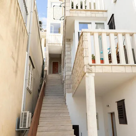 Niki Apartment *