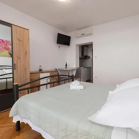 Niki Apartment *